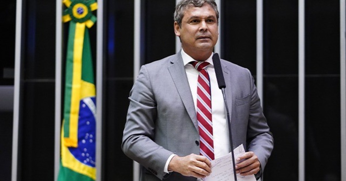 Lindbergh pede quebra de sigilo do escritório de Flávio Bolsonaro