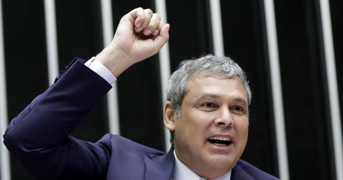 Lindbergh Farias aciona PGR contra Flavio Bolsonaro por uso de IA e presença de Javier Milei em convenção do PL