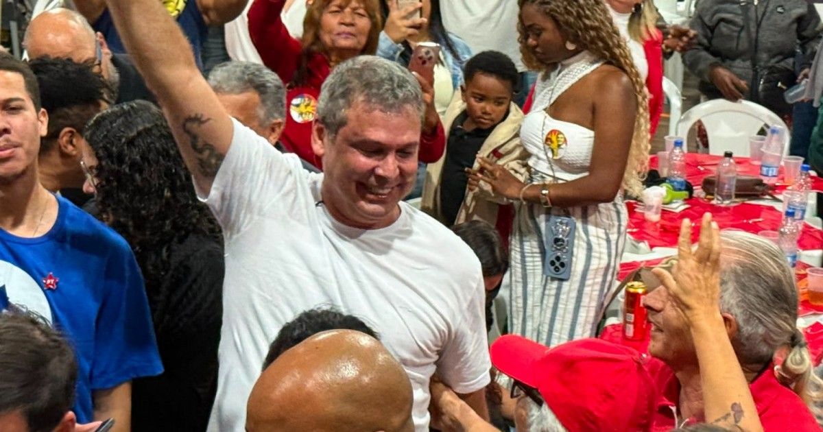 Lindbergh Farias participa de ato político com casa cheia em Cabo Frio
